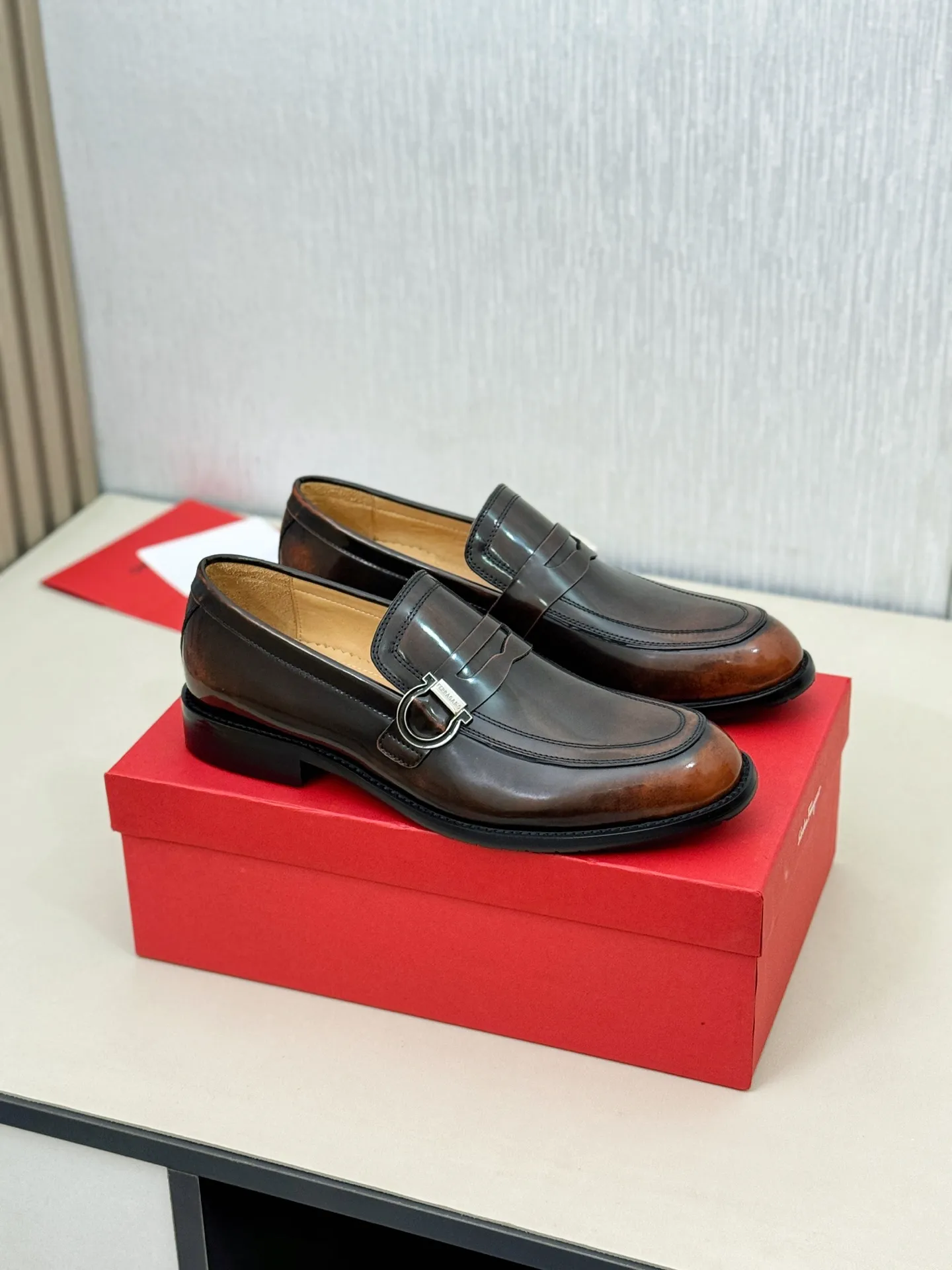 [Ferragamo] P: 560💰 Number of yards: 38~44 (45 orders are non-returnable) Ferragam's new men's formal leather shoes, the fabric is made of imported cowhide, with visible texture, heavy-duty stitching, dyed calfskin inside, standard logo cowhide feet, big-name experience, soft and comfortable on the feet, a men's favorite, special non-slip and wear-resistant rubber soles, easy to handle various occasions, with original box packaging!
